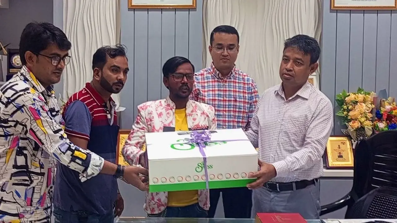 জন্মদিনে কেক, পাঞ্জাবি উপহার পেলেন হিরো আলম