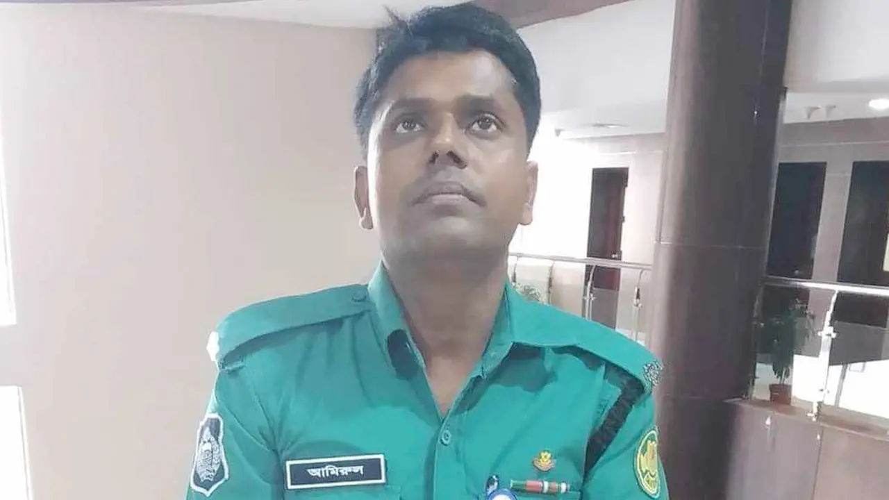 ঢামেকে ‘বাবা বাবা’ বলে কাঁদছিল নিহত পুলিশ কনস্টেবলের শিশুকন্যা