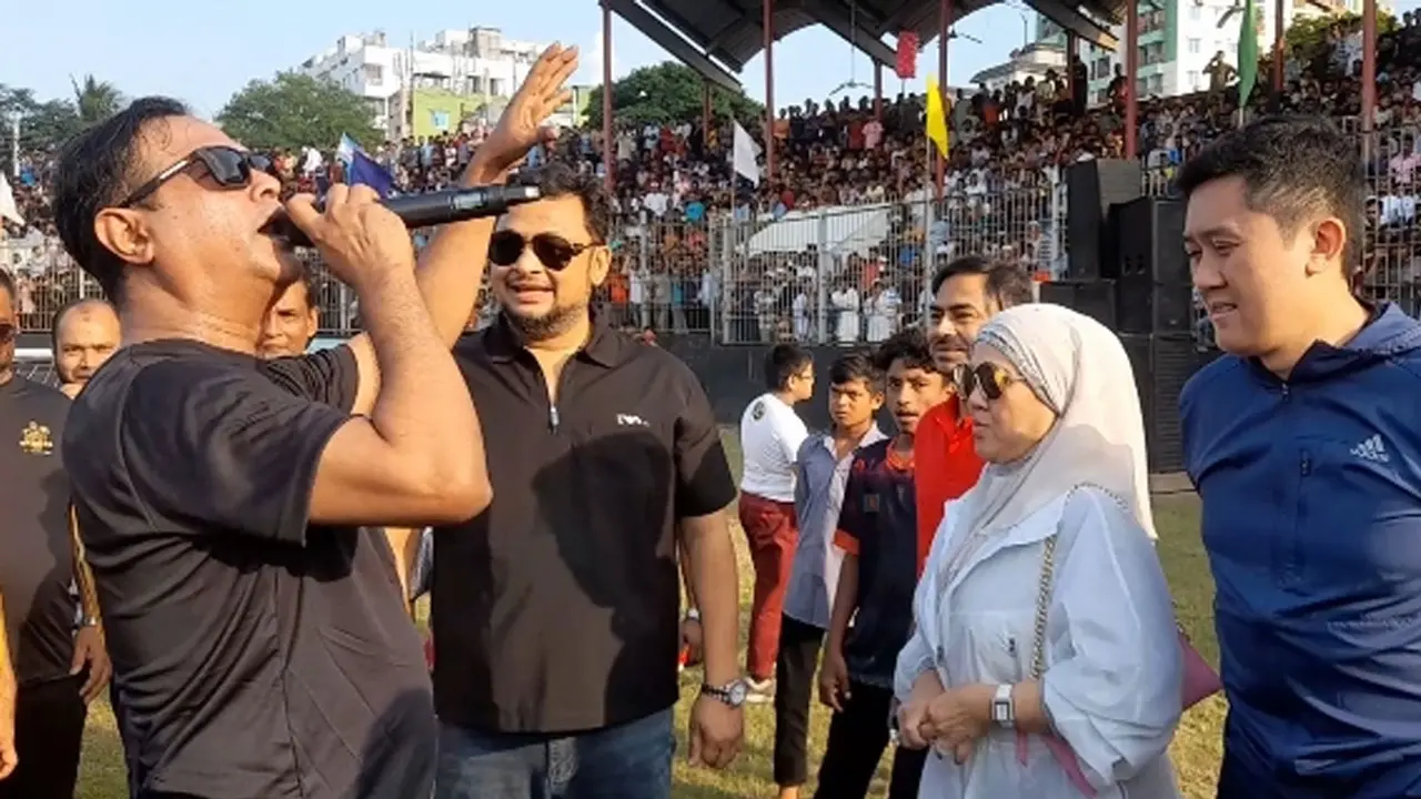 মাঠভর্তি দর্শক মাতালেন আসিফ