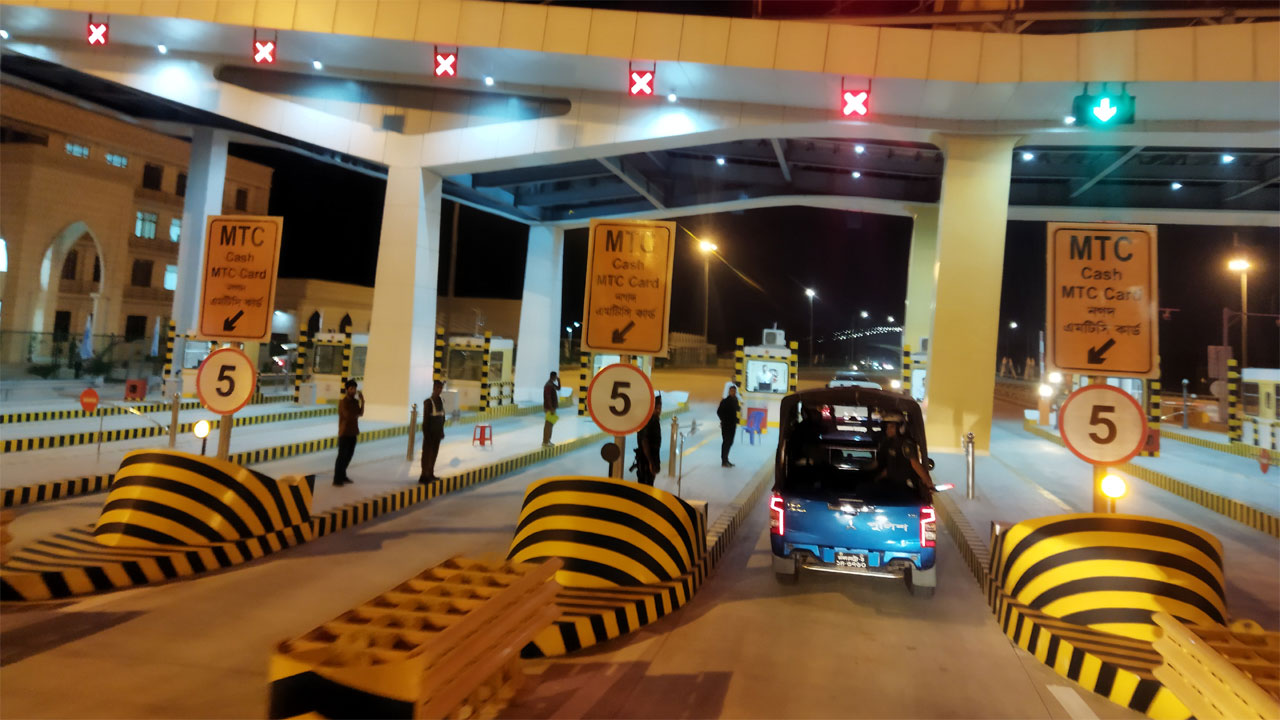 নদীর তলদেশ দিয়ে রোমাঞ্চকর যাত্রা