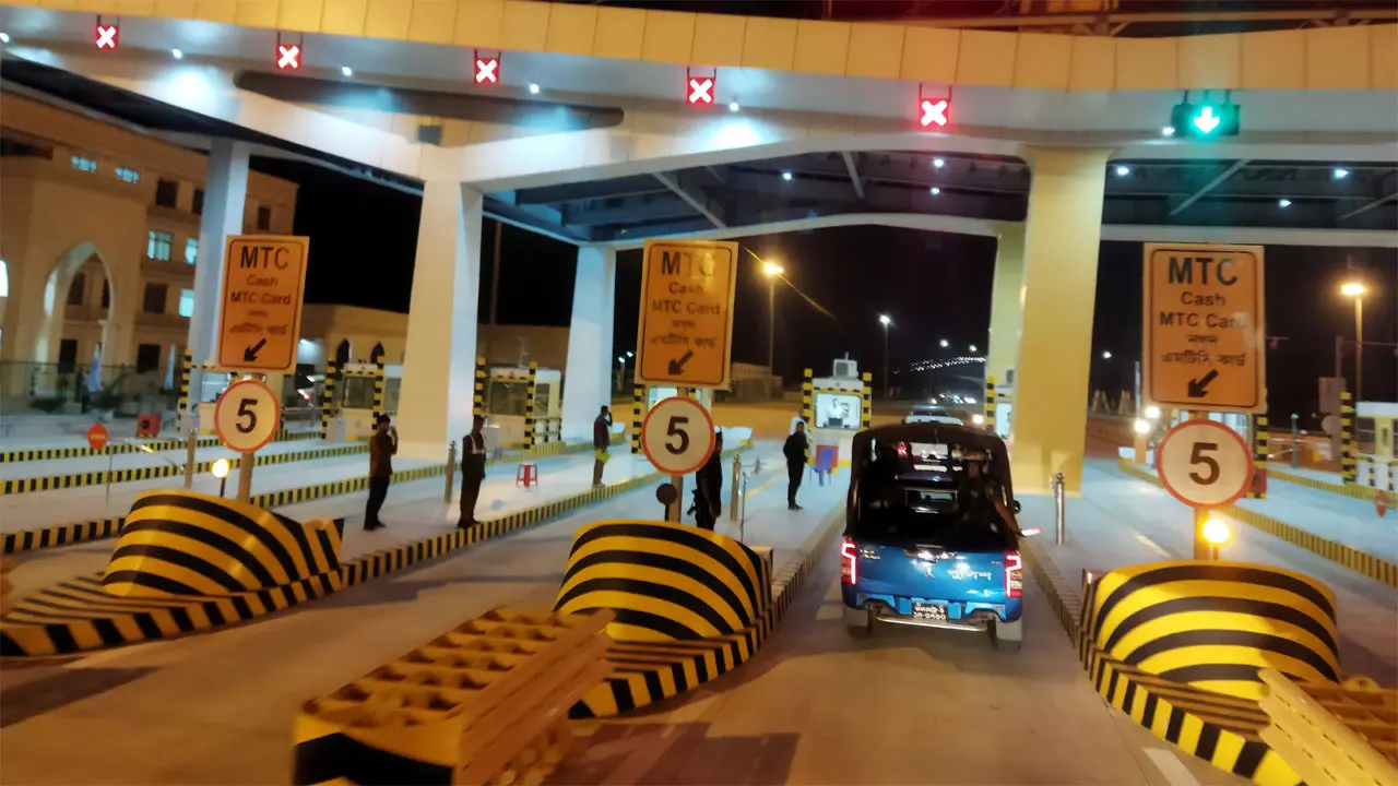 নদীর তলদেশ দিয়ে রোমাঞ্চকর যাত্রা