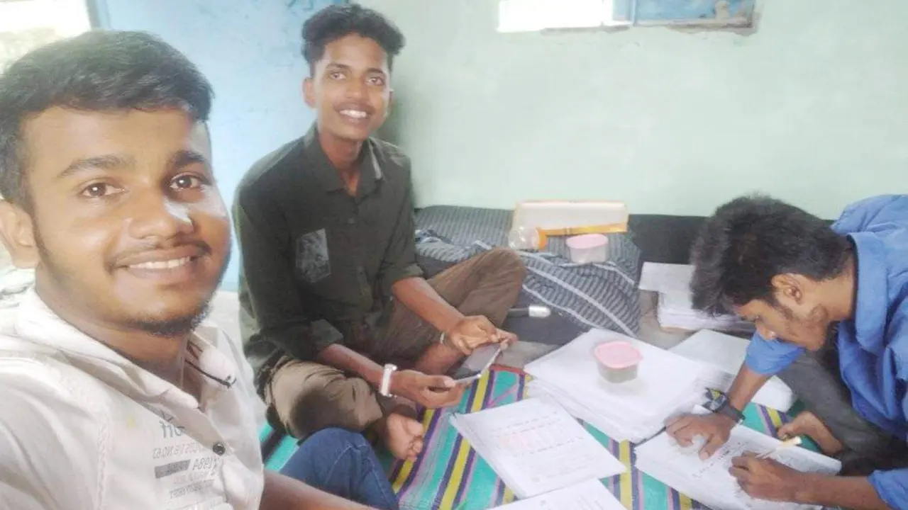 শিক্ষার্থীদের দিয়ে এইচএসসির উত্তরপত্র দেখালেন শিক্ষক!