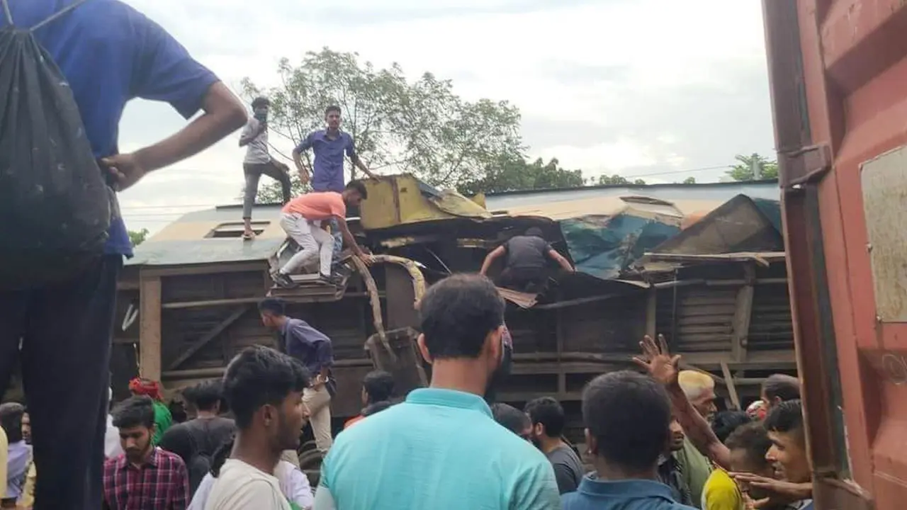বগির নিচে চাপা পড়ে আছে অনেকে