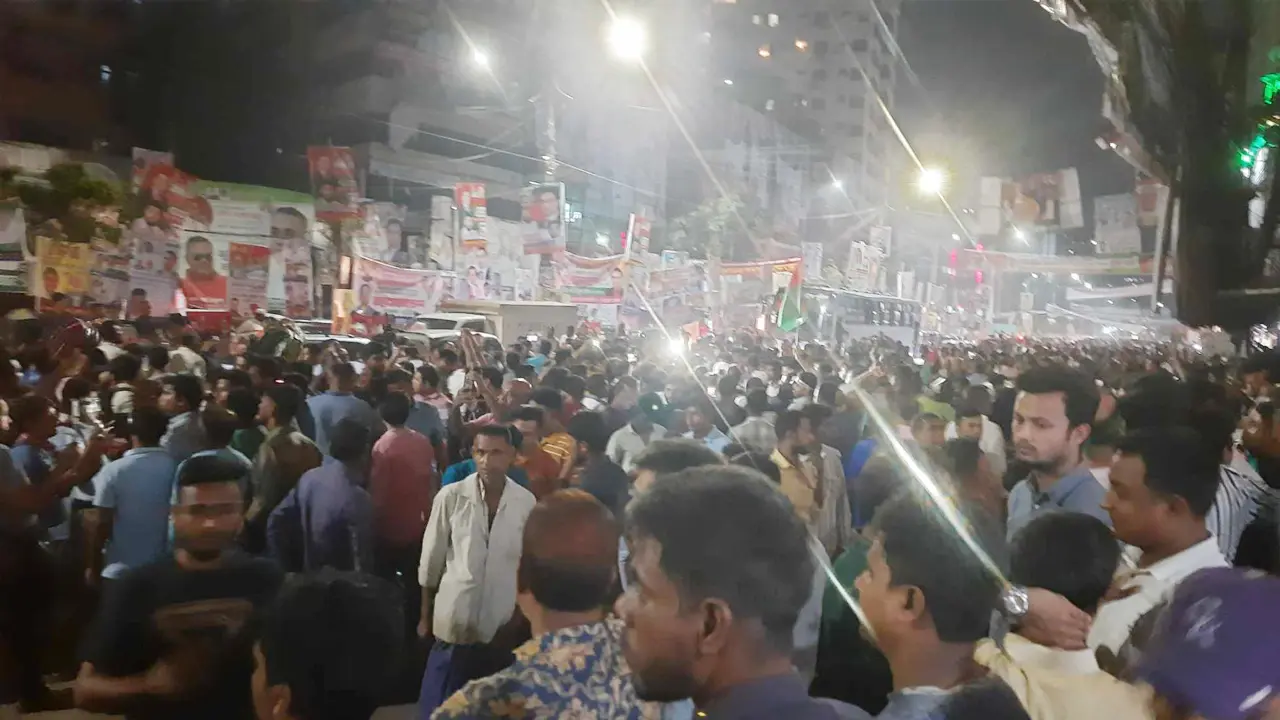 স্লোগানে মুখরিত নয়াপল্টন, রাস্তা সচল রাখার অনুরোধ পুলিশের