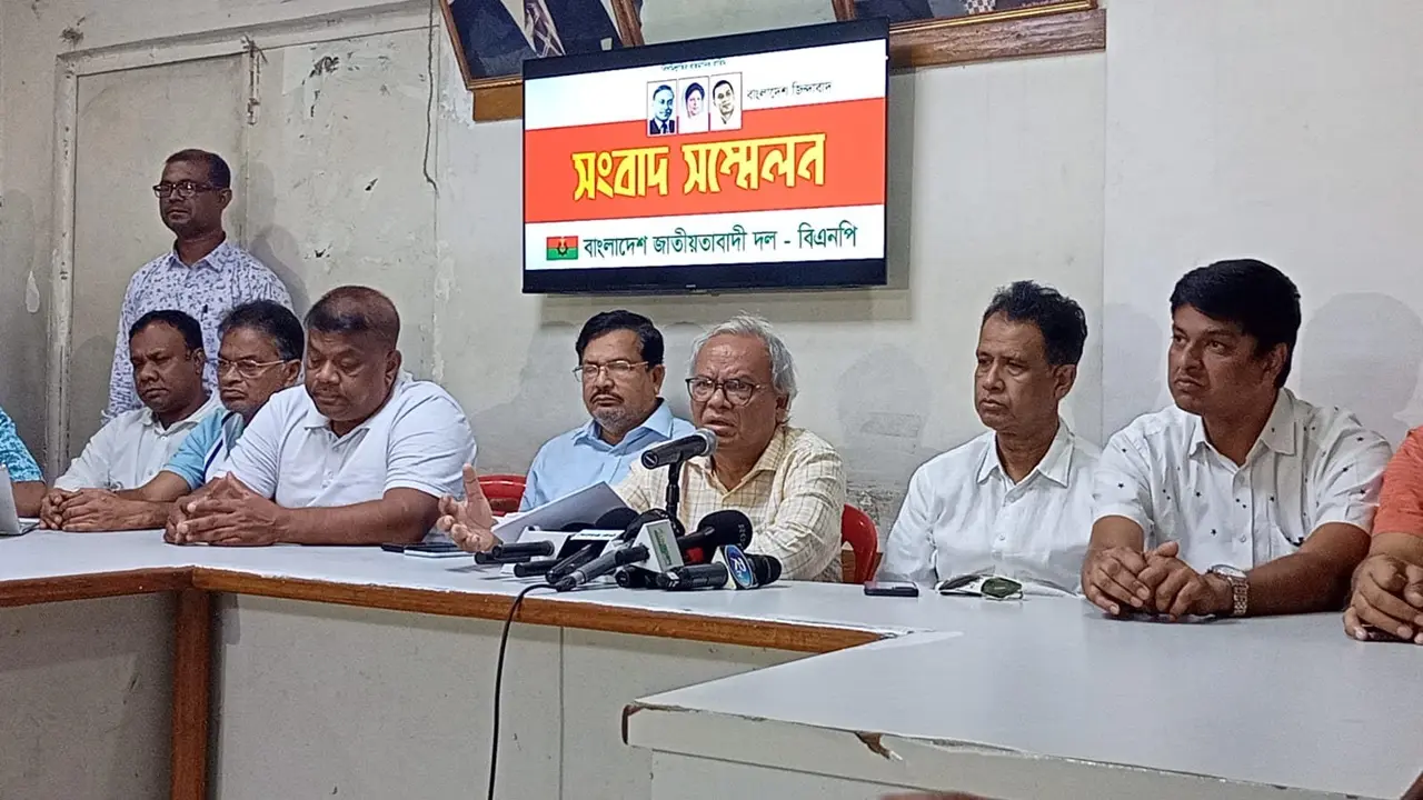 আ. লীগের অনেকেই দেশ ছেড়ে যাচ্ছেন : রিজভী