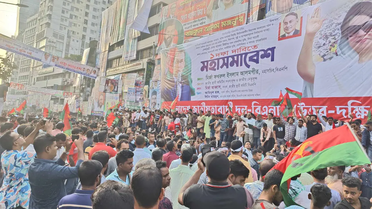 মঞ্চ প্রস্তুত, ভোরেই নয়াপল্টনে বিএনপি নেতাকর্মীদের ঢল