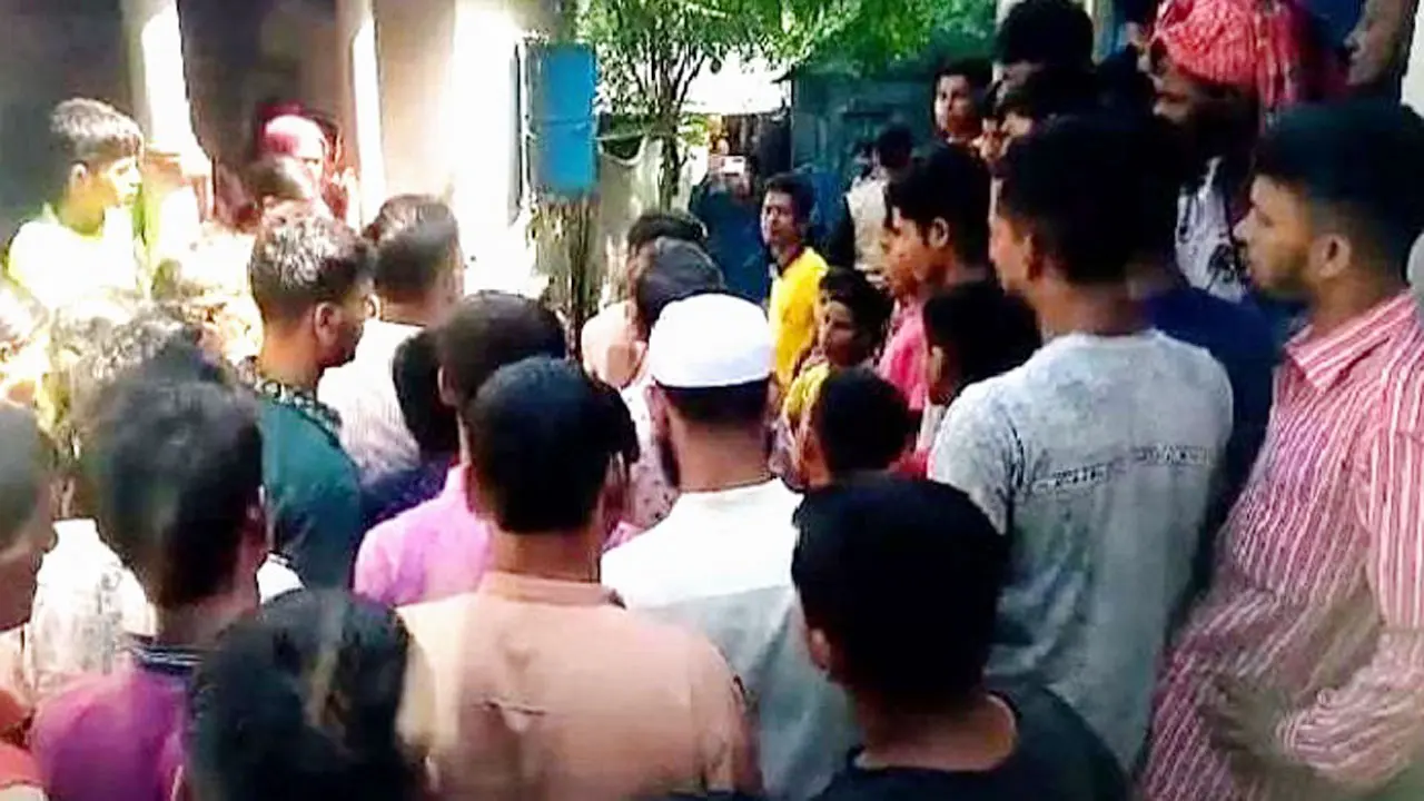 কিশোরগঞ্জে নিহত দুইজনের বাড়িতে চলছে শোকের মাতম