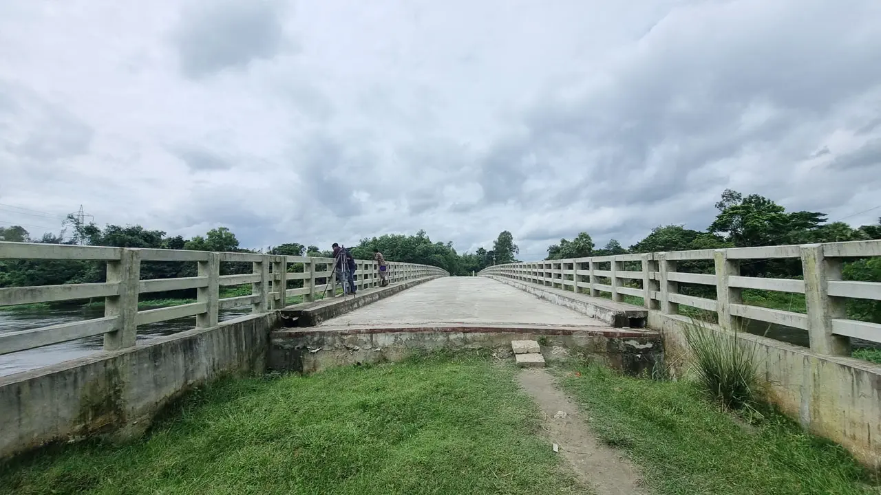 দুই পাশের রাস্তা ছাড়াই ৮ কোটি টাকার সেতু 