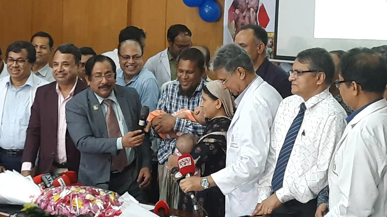 ‘কিছু লোক চোখে বালু পড়লেও সিঙ্গাপুর চলে যায়’