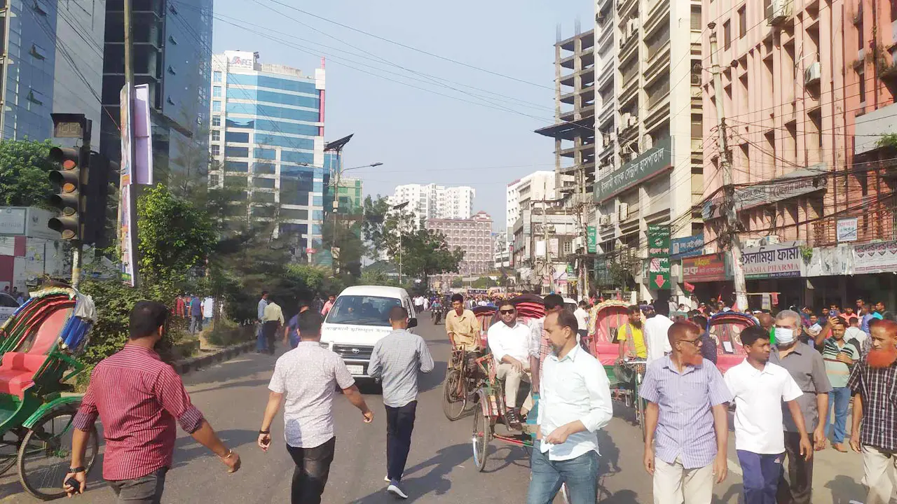 ঢাকার সড়ক থেকে গণপরিবহন উধাও, চরম ভোগান্তিতে নগরবাসী
