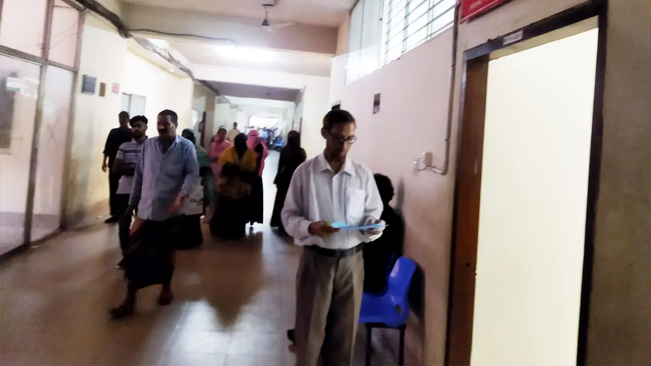 চট্টগ্রামে বসল প্রথম শিশু আদালত, এজলাস ছেড়ে নেমে এলেন বিচারক