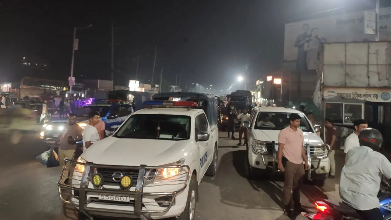পুলিশি নিরাপত্তায় কক্সবাজার ছাড়ছেন আটকে পড়া পর্যটকরা