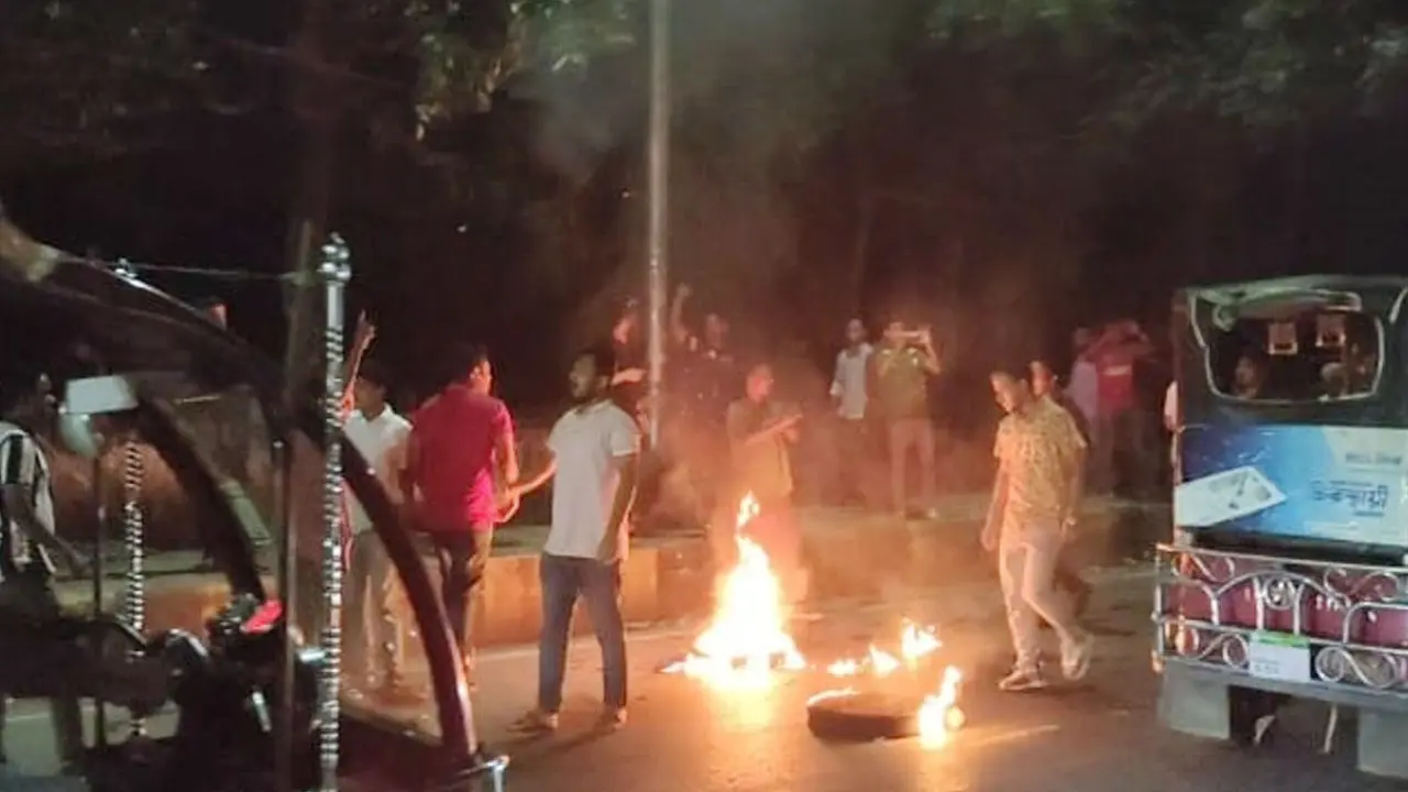 হরতালের সমর্থনে কক্সবাজারে সড়কে টায়ার জ্বালিয়ে বিক্ষোভ