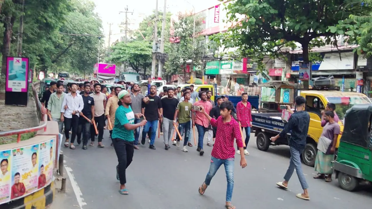 চট্টগ্রামে বিএনপি কার্যালয়ের সামনে লাঠিসোঁটা নিয়ে আ.লীগের মিছিল