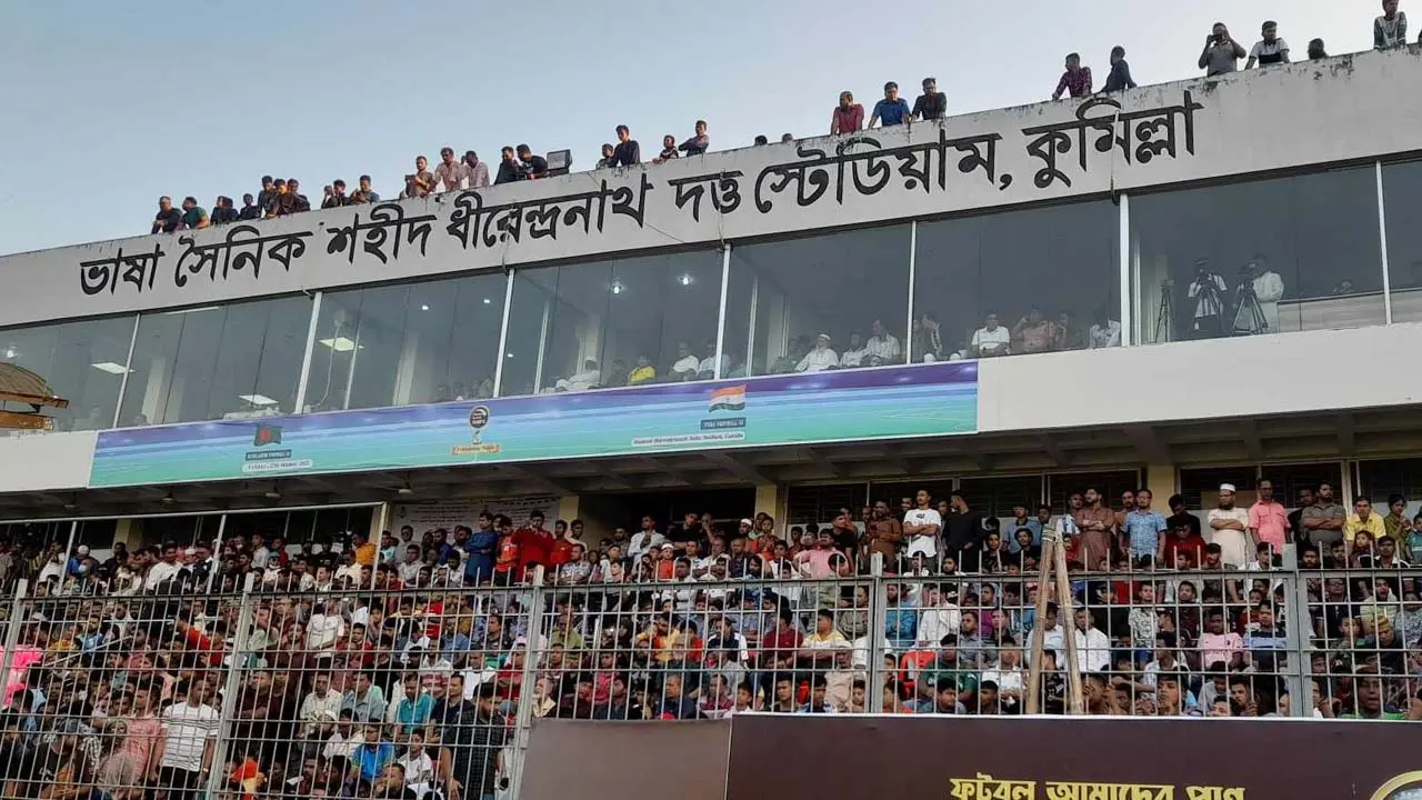 ভারত-বাংলাদেশ ম্যাচ দেখতে দর্শকের ঢল