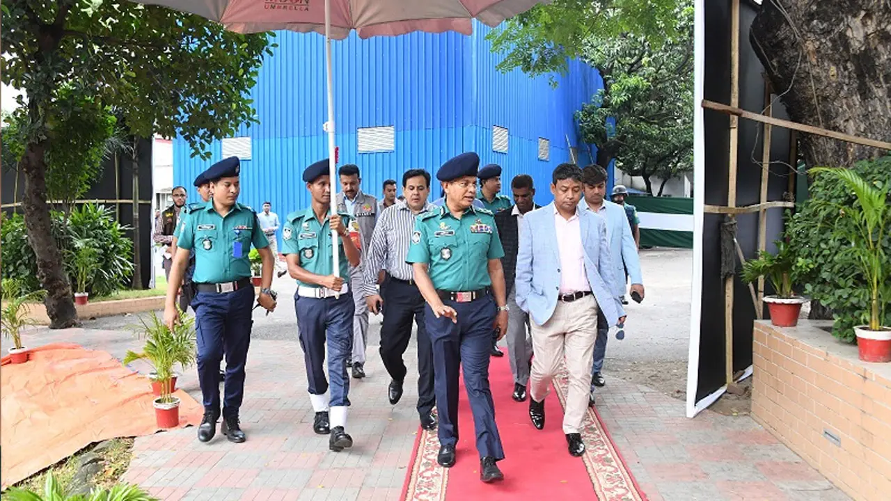 যেকোনো সমস্যায় মানুষ যেন ডিবির কাছে আসে : ডিএমপি কমিশনার