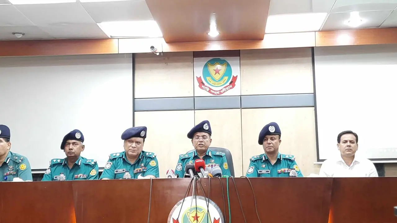 রাতে ব্রিফিং ডেকে পুলিশের কড়া হুঁশিয়ারি