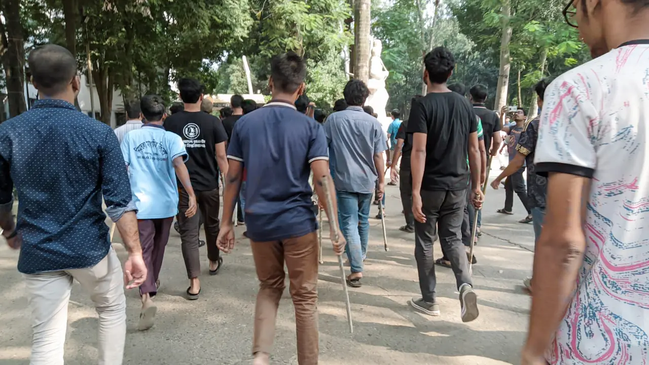 রড, বাঁশ ও স্ট্যাম্প নিয়ে শান্তি সমাবেশের পথে ঢাবি ছাত্রলীগ