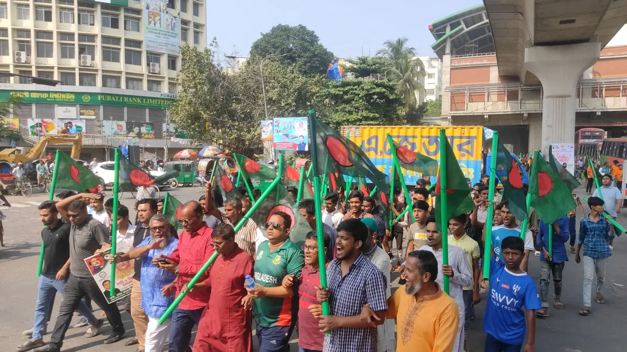 ঢাবিতে হাতে জিআই পাইপ নিয়ে বাসভর্তি শতাধিক আ.লীগ নেতাকর্মী