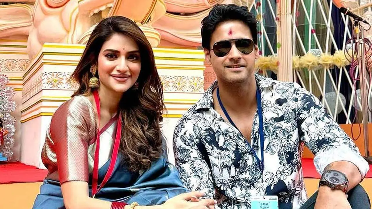 যশের হাত ধরে প্রতিমা দেখতে গেলেন নুসরাত
