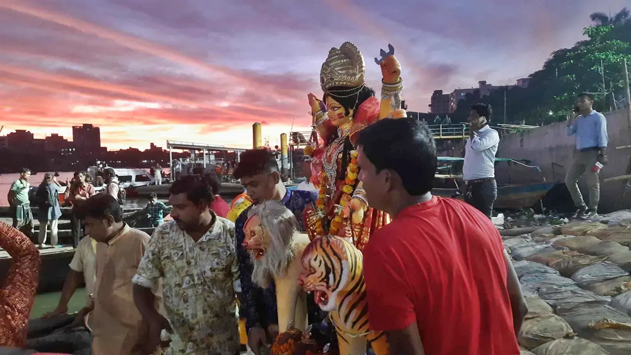 প্রতিমা বিসর্জনের মধ্য দিয়ে শেষ হচ্ছে শারদীয় উৎসব