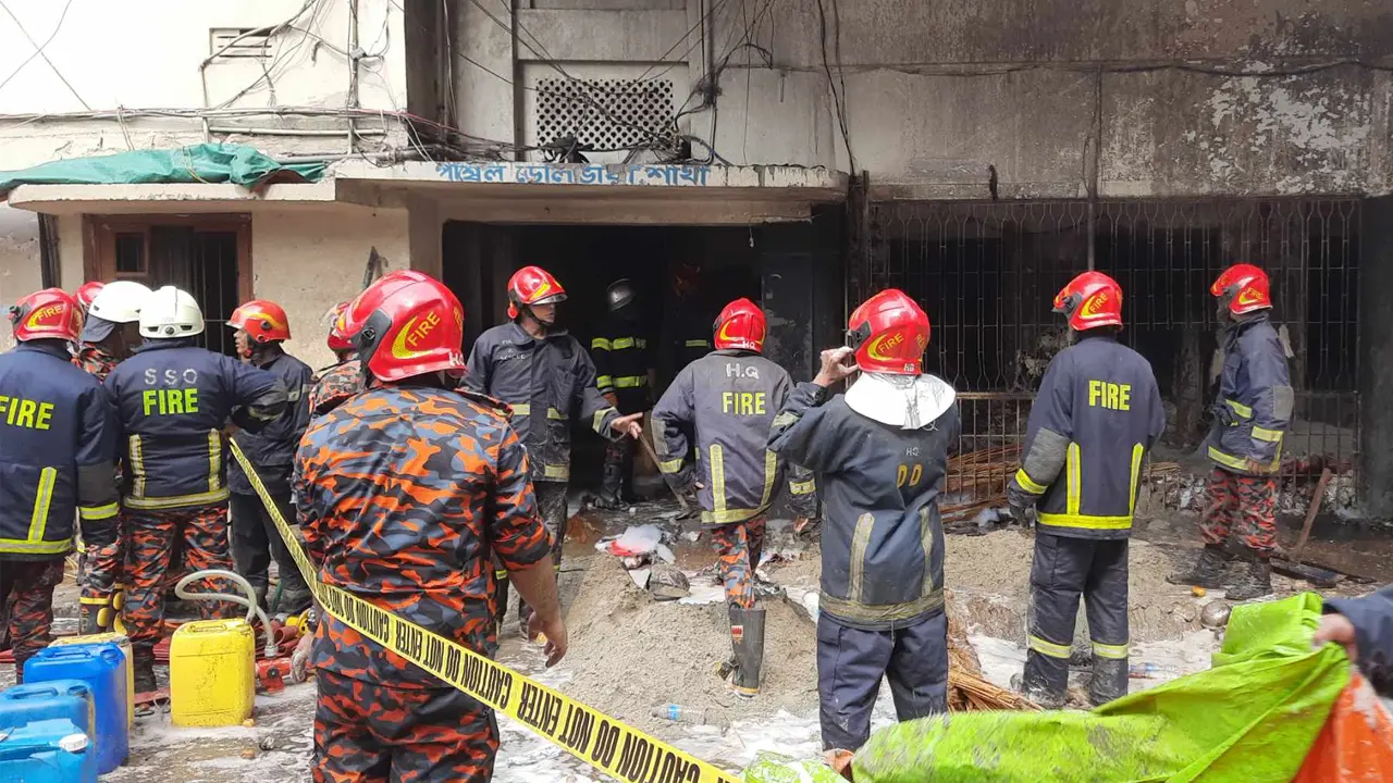 এক ঘণ্টা বন্ধের পর ঝুঁকি নিয়ে ফের উদ্ধার অভিযানে ফায়ার সার্ভিস