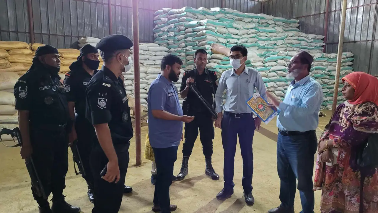 ট্যানারির বর্জ্য মিশিয়ে তৈরি হচ্ছিল মুরগি ও মাছের খাদ্য