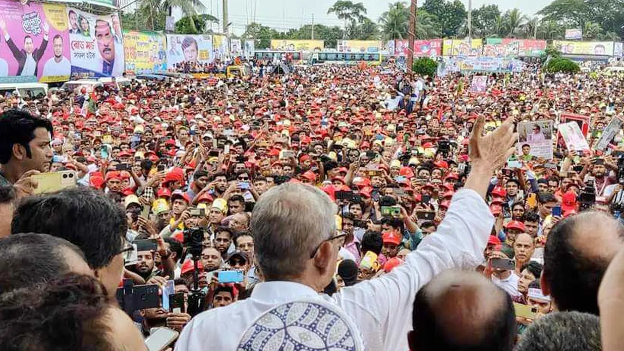 ‘শিক্ষামন্ত্রীর লোকজন ৬ হাজার কোটি টাকার বালু খেয়ে ফেলেছে’