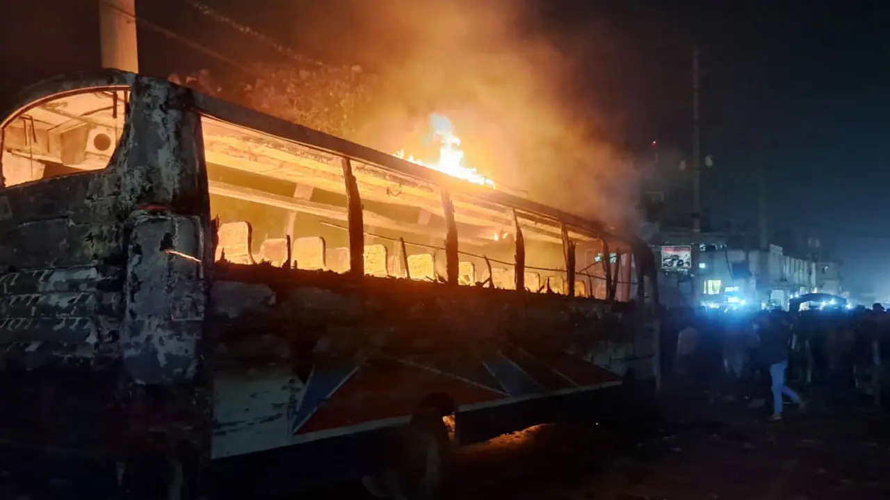 এবার গাজীপুর ও সাভারে বাসে আগুন