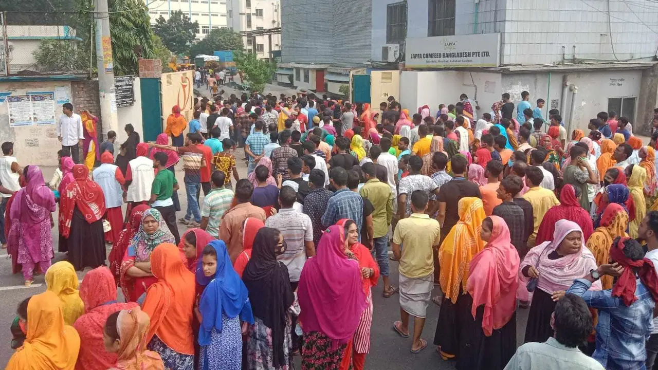 কালিয়াকৈরে বেতন বৃদ্ধির দাবিতে শ্রমিকদের মহাসড়ক অবরোধ