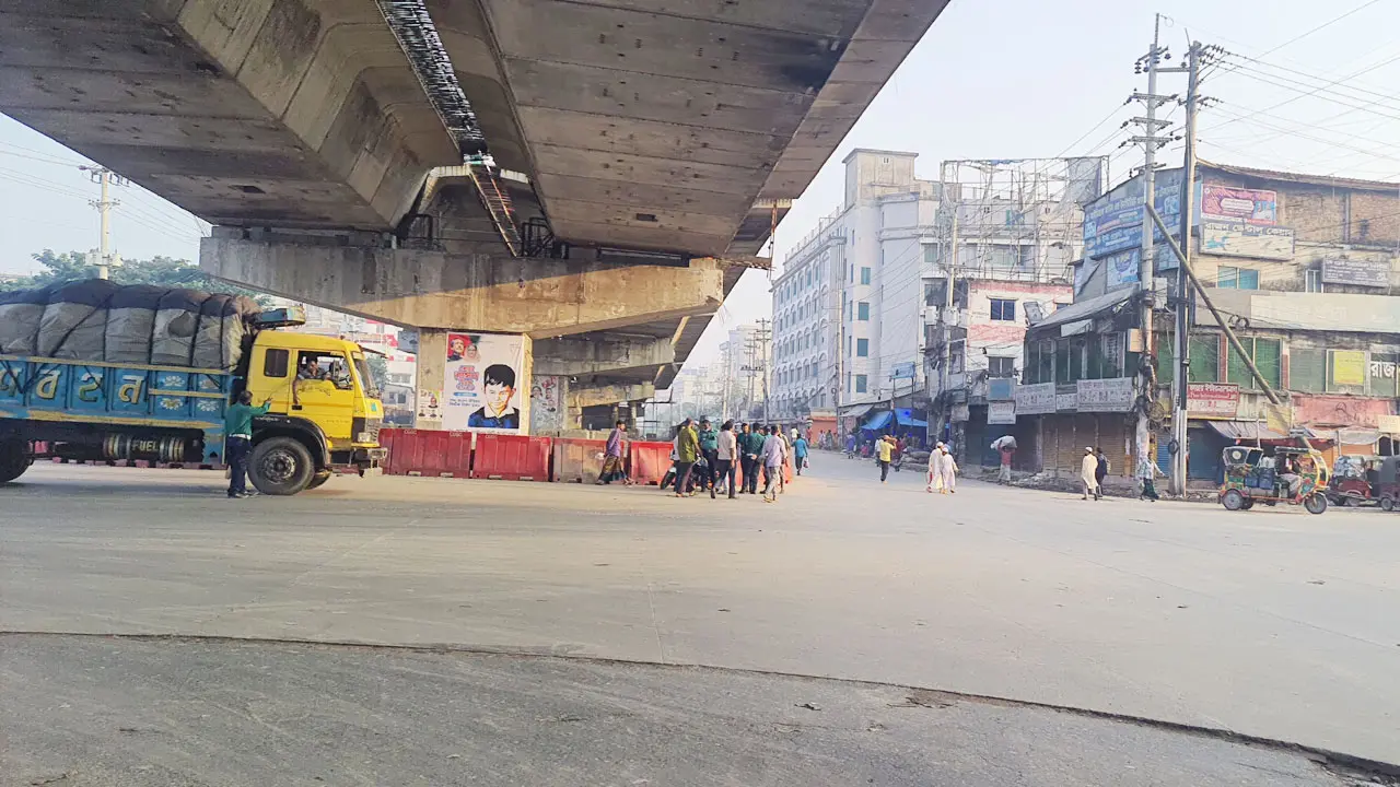 গাজীপুরে বন্ধ দূরপাল্লার বাস, যাত্রীদের দুর্ভোগ