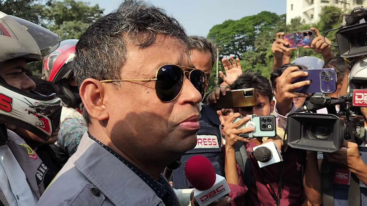শান্তিপূর্ণ সমাবেশের অনুমতি নিয়ে পুলিশের ওপর হামলা করছে বিএনপি
