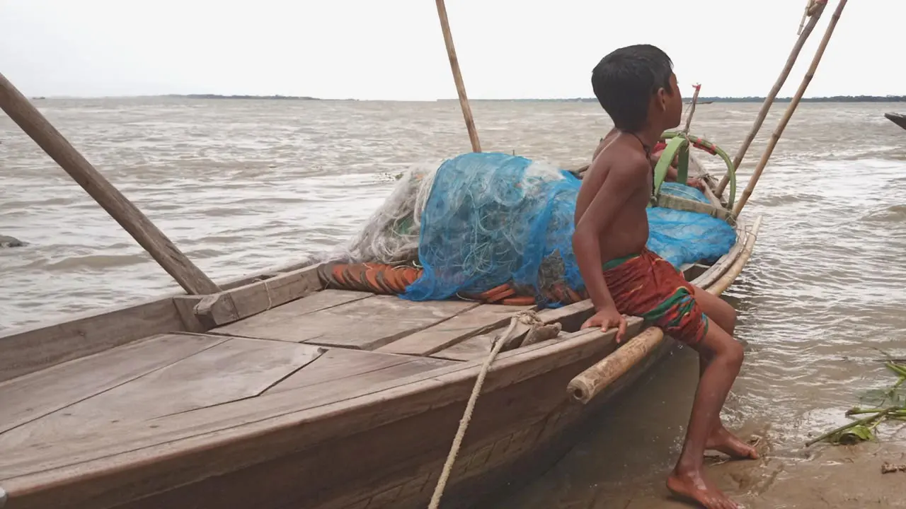 নিষেধাজ্ঞায় বেপরোয়া মৌসুমি জেলেরা