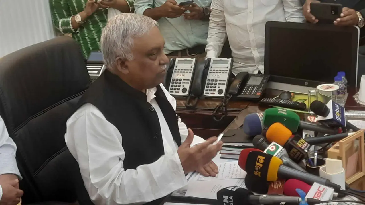 সাংবাদিকদের ওপর হামলা : মামলা দিতে বললেন স্বরাষ্ট্রমন্ত্রী