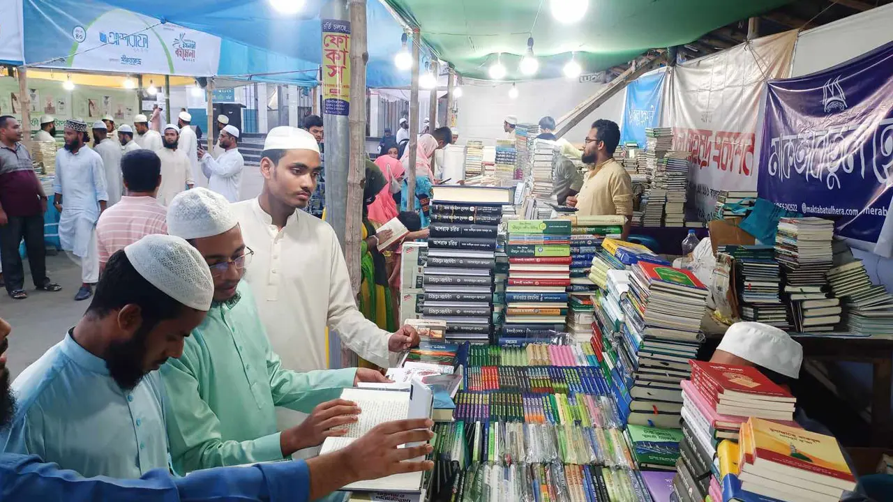 ময়মনসিংহের ইসলামি বইমেলায় বাড়ছে পাঠক সমাগম