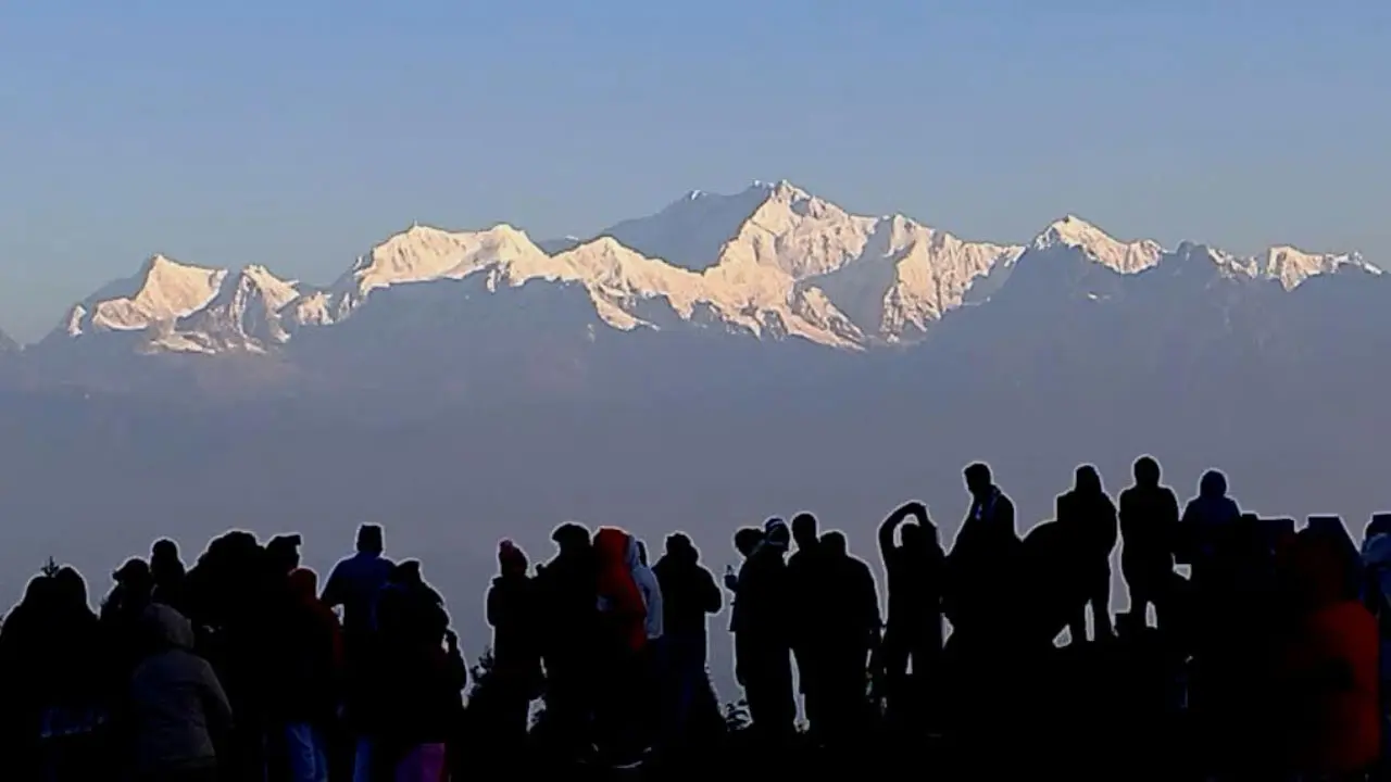পর্যটকদের টানছে কাঞ্চনজঙ্ঘার মায়া