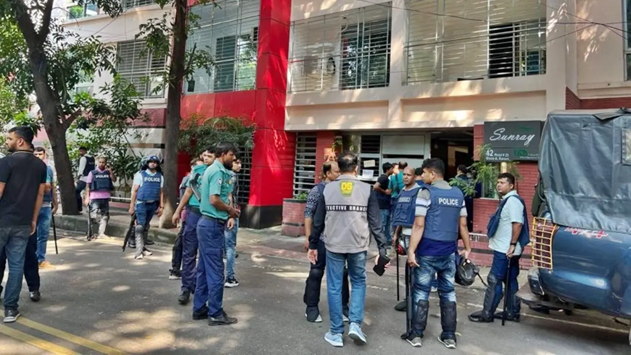 এবার বিএনপি নেতা আমীর খসরুর বাসা ঘেরাও
