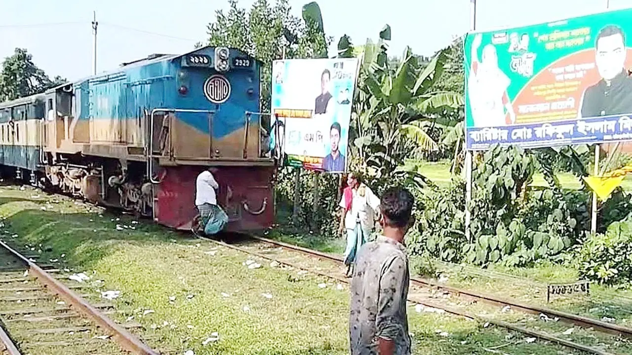 হাঁটতে হাঁট‌তে চলন্ত ট্রেনের সামনে পড়লেন দুই ব্যক্তি, নিহত ১