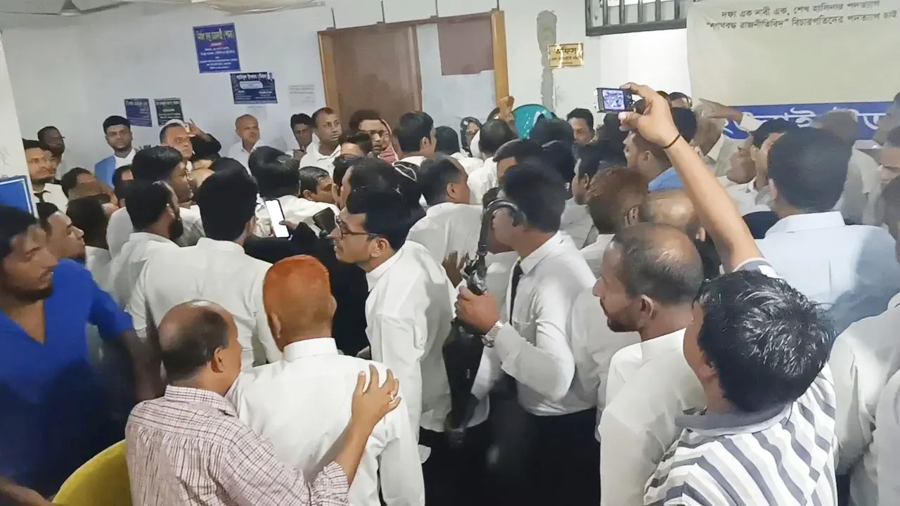 বিএনপি-আ.লীগপন্থী আইনজীবীদের হাতাহাতি