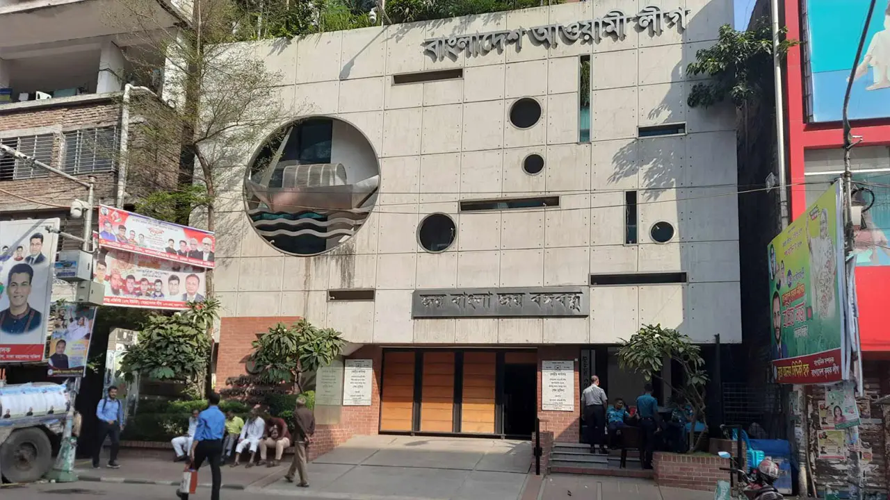 আওয়ামী লীগ নেতাদের ঘুম ভাঙেনি, সতর্ক পাহারায় পুলিশ