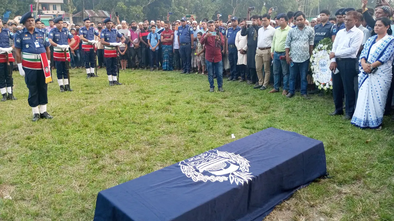 রাষ্ট্রীয় মর্যাদায় পুলিশ সদস্য আমিরুলের দাফন সম্পন্ন