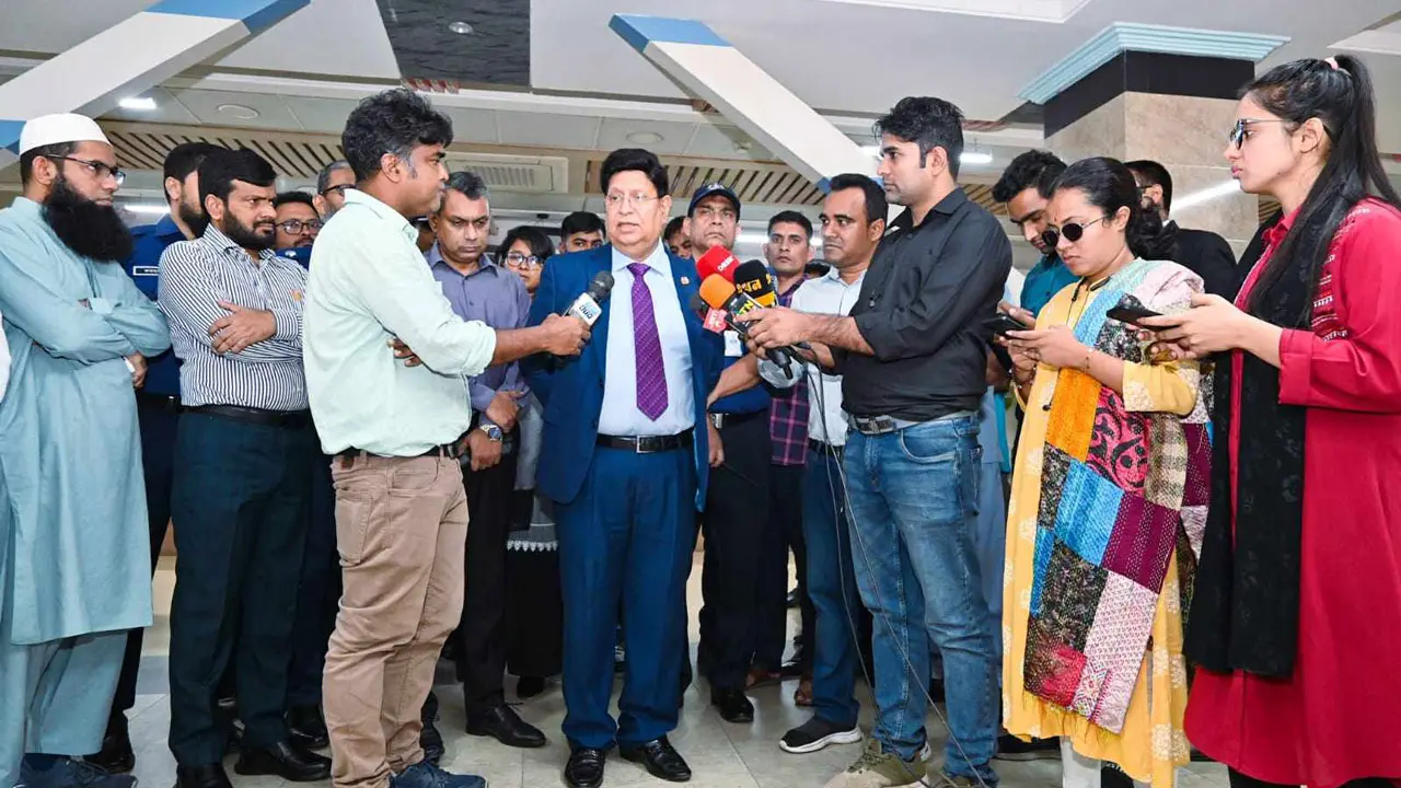 বাইডেনের ‘উপদেষ্টা’ পরিচয় দেওয়া ব্যক্তিকে গ্রেপ্তার করা উচিত