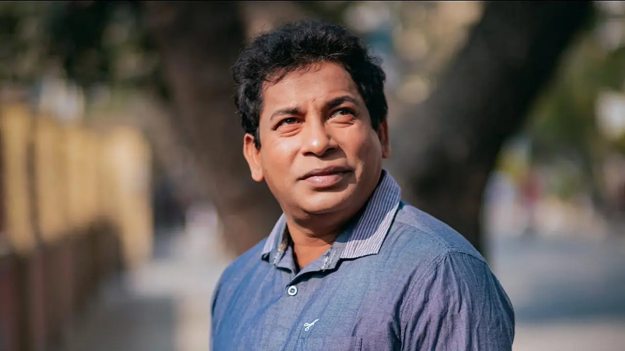 বাস ভাড়া বাকি রাখেন মোশাররফ করিম!