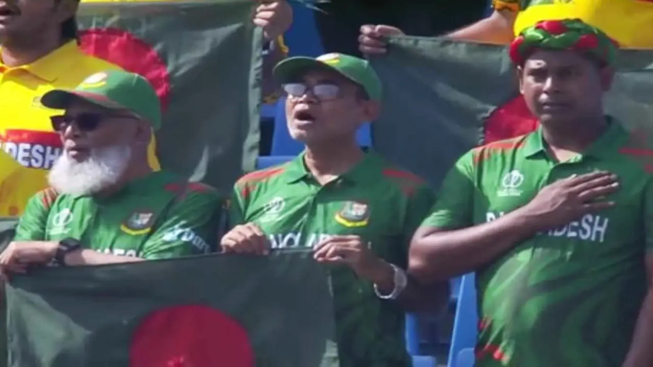 ধর্মশালার গ্যালারিতে মুশফিকের বাবা