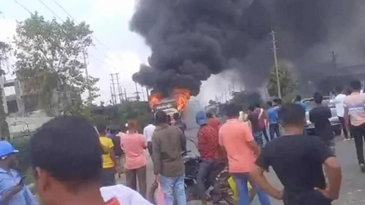 নারায়ণগঞ্জে যাত্রীবাহী বাসে আগুন, আহত ১০