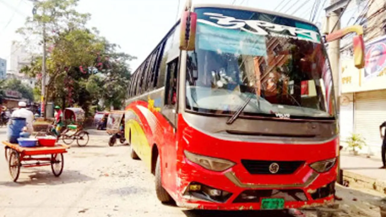 বাস ভাঙচুরে নিষেধ করায় আগুন দিলেন বিএনপির নেতাকর্মীরা