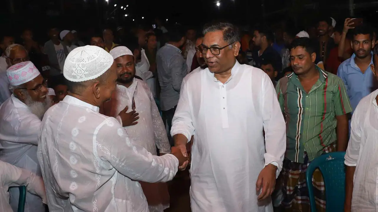 উন্নয়নের বার্তা নিয়ে এলাকাবাসীর সঙ্গে নসরুল হামিদ