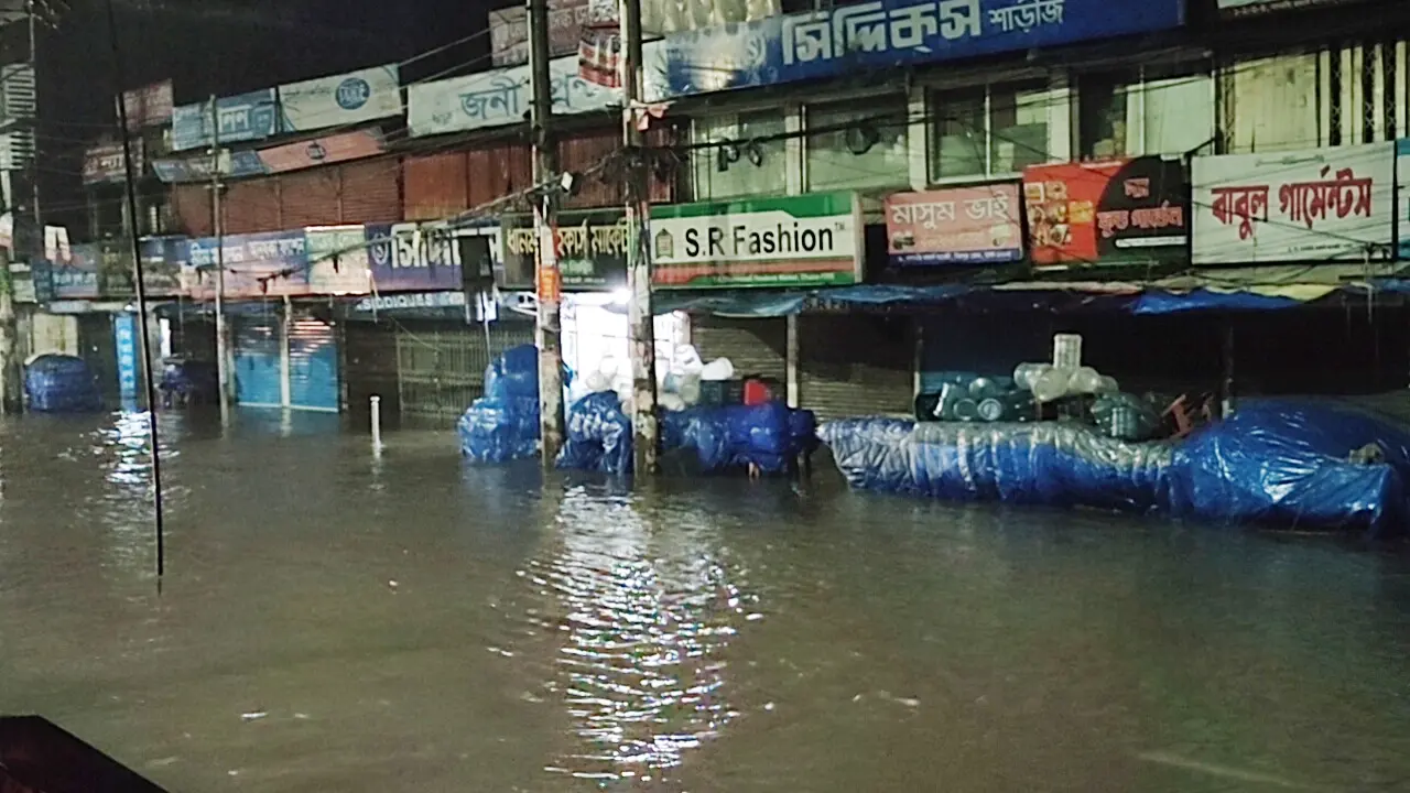ভারী বৃষ্টিতে নিউমার্কেট ও হকার্স মার্কেটে হাঁটু পানি