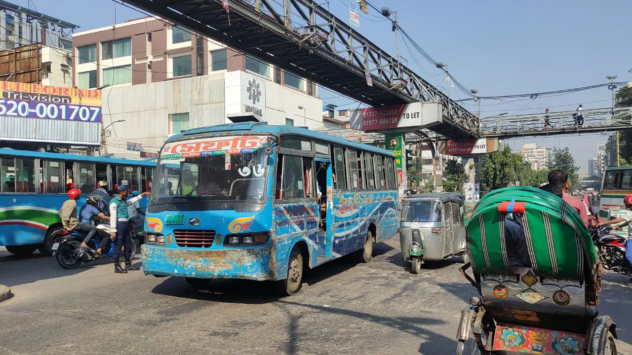 অবরোধে স্বাভাবিক নিউমার্কেট এলাকা, কড়া নজরদারি পুলিশের