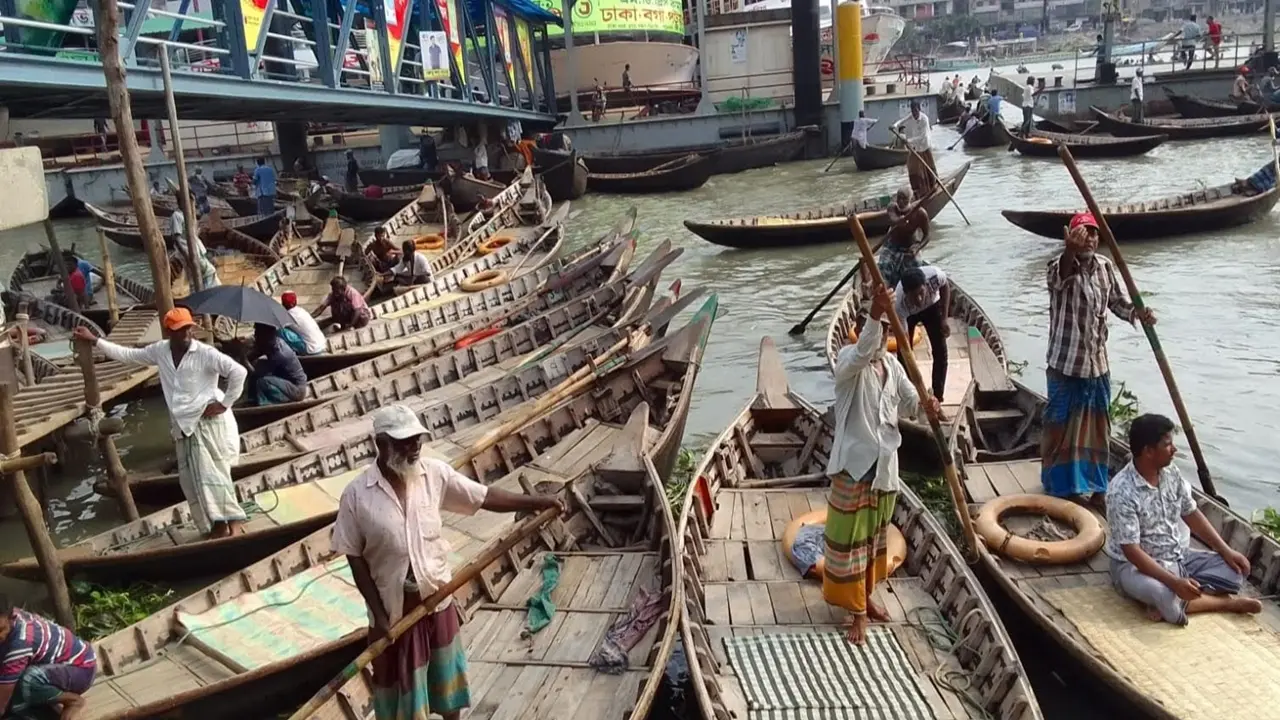 বুড়িগঙ্গায় হঠাৎ নৌকা চলাচল ‘বন্ধ’